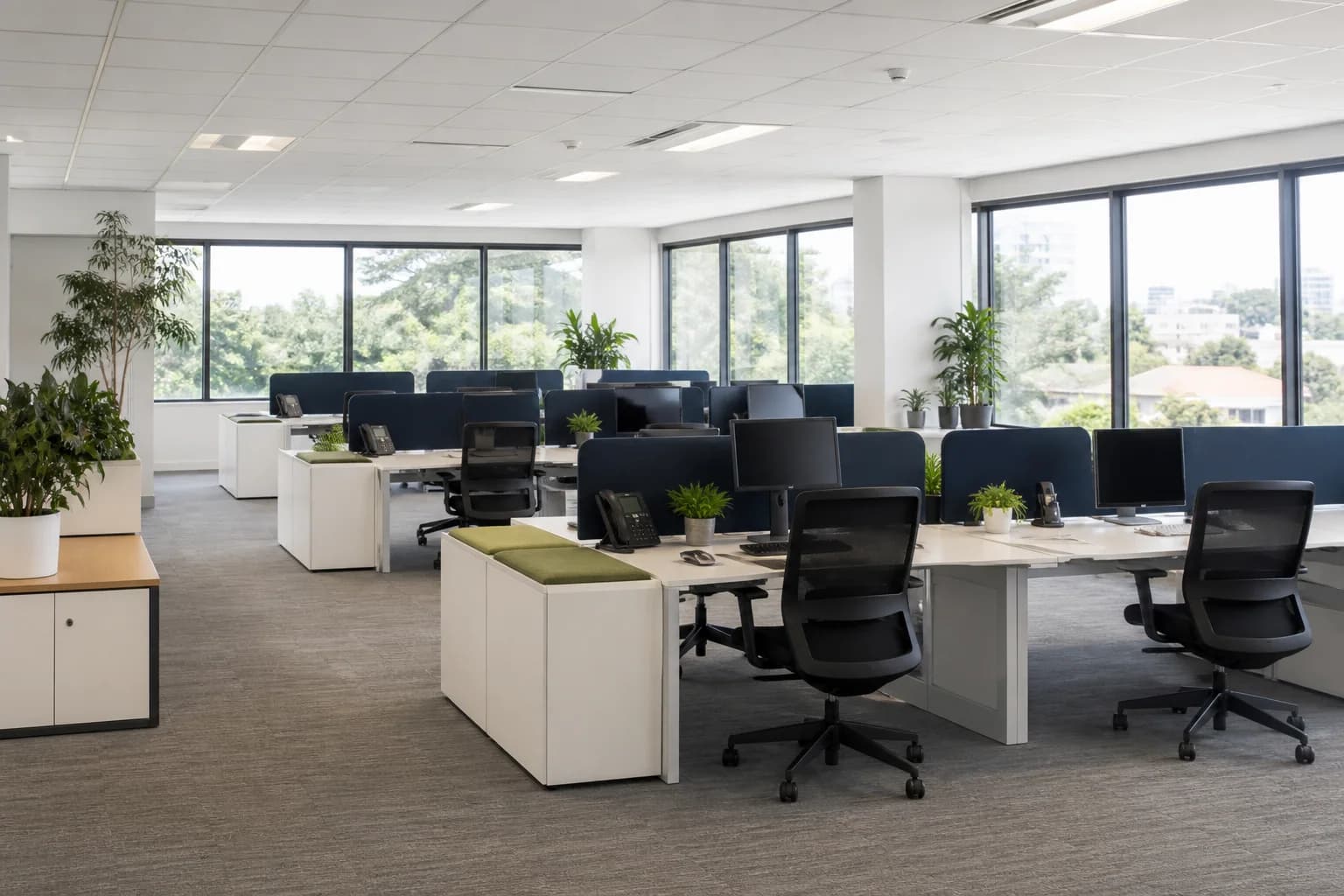 Oficina corporativa luminosa con puestos de trabajo